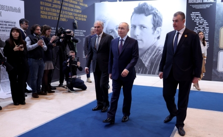 Посещение выставки «Жириновский. Продолжение. ЛДПР»